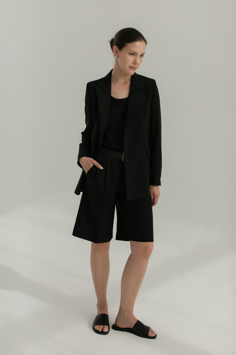 bermudy-wełna-jedwab-czarny-wiosna2025-4 Bermudy Saint-Tropez • Wełna z deadstocku • - obrazek 8