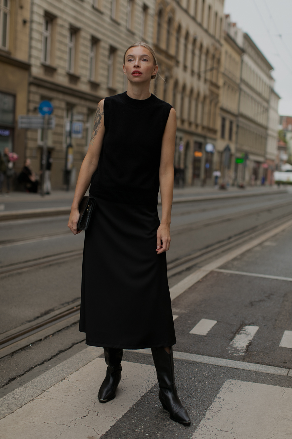 Kamizelka_Kiri-wełna-merino-kaszmir-czarny-6 Spódnica Redaktorka • Wełna Deadstock • - obrazek 5